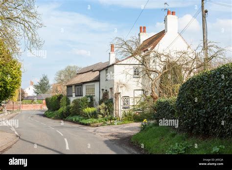 English Cottage Countryside Hi Res Stock Photography And Images Alamy