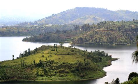 Paysage du rwanda (région de gitarama). Rwanda: 4 Things to Know About The Land of a Thousand ...
