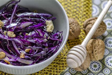 Il cavolo rosso al forno è una ricetta sana, veloce e super sfiziosa, si può realizzare sia con il cavolo cappuccio rosso che con la verza. Insalata di cavolo rosso: la ricetta di OdC