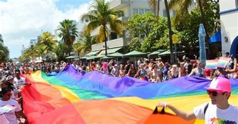 miles de personas en el desfile del orgullo gay de miami beach