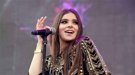 Hailee steinfeld (born december 11, 1996) is an american actress, singer, songwriter and model. Hailee Steinfeld Opens Up About How She Learned to Love ...