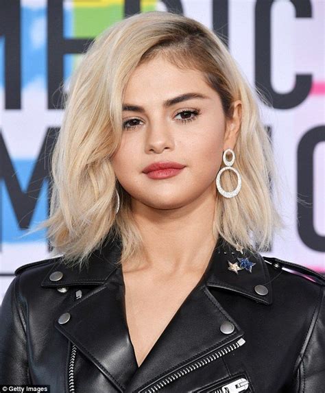 The Cant Miss Beauty Moments From The Amas Selena Gomez Blonde Hair Selena Gomez Hot Hair