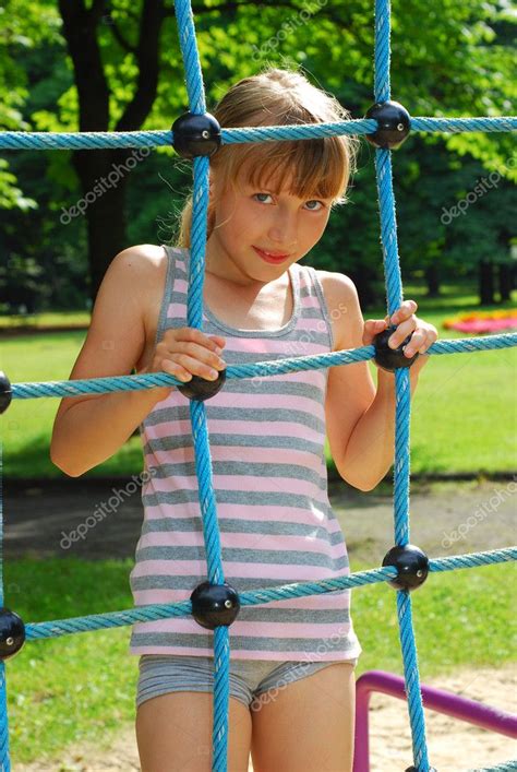 Молодая девушка на детской площадке стоковое фото ©teresaterra 6274110