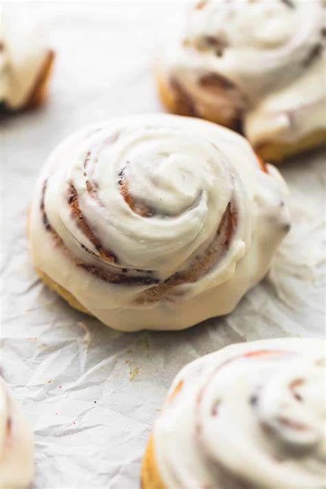 Easy recipe for the best cream cheese icing for cinnamon rolls made with staple ingredints. Best Cinnamon Roll Icing | Creme De La Crumb