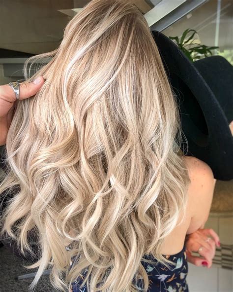 'Champagne Hair' Is Perfect For Summer - Simplemost | Champagne hair, Champagne hair color ...