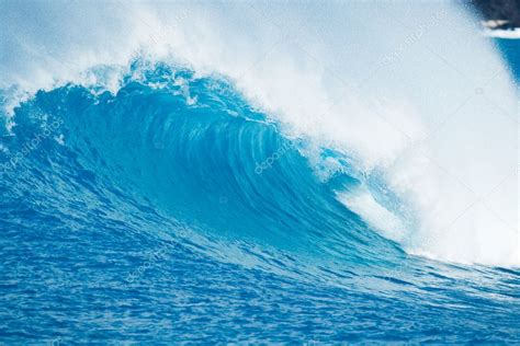 Beautiful Blue Ocean Wave — Stock Photo © Epicstockmedia 8467649