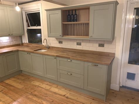 Yesterday i picked up a sw clary sage paint strip. Howdens Sage Green Shaker Style. With solid oak worktops ...