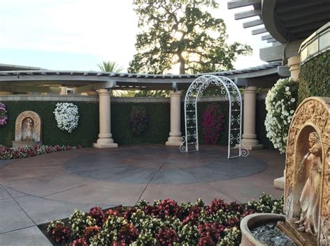 Ceremony Courtyard At Arden Hills Resort In Sacramento Ca Hills