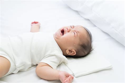 Temuan ini diketahui setelah peneliti menganalisis 147 bayi sehat yang berusia 2 dan 8 minggu didiagnosis kolik. Bayi Menangis Terus? Tenangkan Dia dengan Cara Ini ...