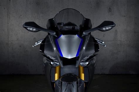 The r1 is underpinned by a diamond design aluminium frame and comes with an inline four, 998cc petrol engine. 2020 Yamaha YZF-R1 / R1M | Top Speed