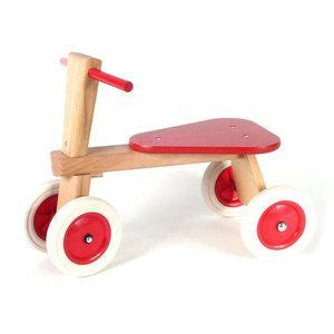 Houten speelgoed, speeltafel van hout met meerdere functies. Houten loopfiets voor de allerkleinsten. Door de 4 ...