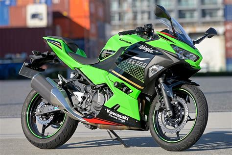 Модель бюджетного спортивного мотоцикла kawasaki ninja 250r появилась в 2008 году, придя на смену kawasaki zzr 250. KAWASAKI Ninja 250 | バイク | レディスモーターサイクルショー2020 | レディスバイク