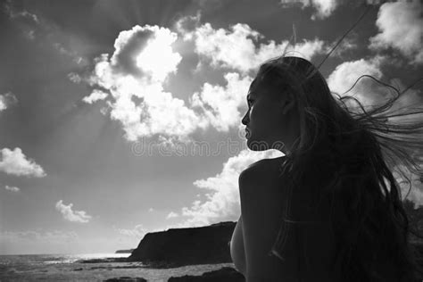 Naakte vrouw op strand stock foto Image of hawaï maui