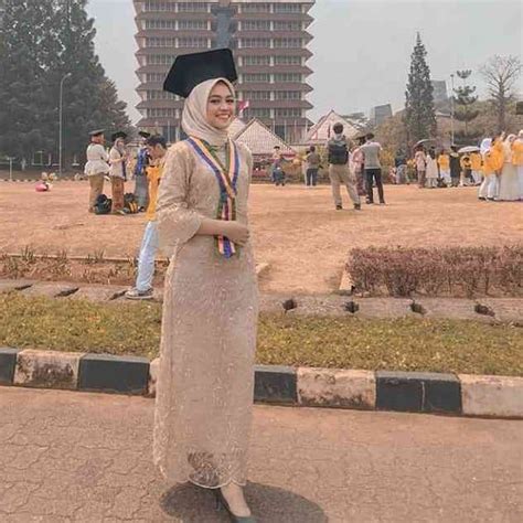 Maybe you would like to learn more about one of these? Referensi Model Kebaya Wisuda di Instagram "• Kebaya Wisuda 📑 Made by order 📍 Bandung 📛 ...
