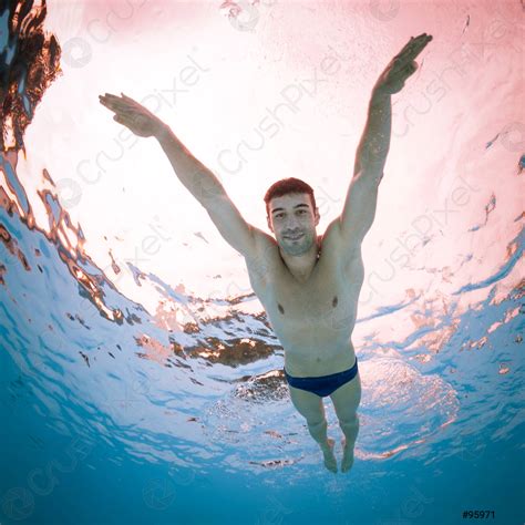 Unterwasser Mann Im Schwimmbad Von Unten Foto Vorr Tig Crushpixel