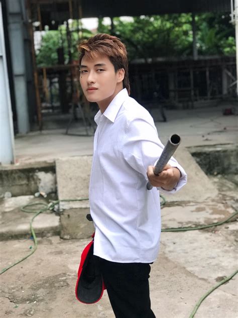Ông được biết đến qua nhiều tác phẩm văn học về đề tài tuổi mới lớn, các tác phẩm của ông rất được độc giả ưa chuộng và nhiều tác phẩm đã được chuyển thể thành phim. Diễn viên hài Đào Nguyễn Ánh