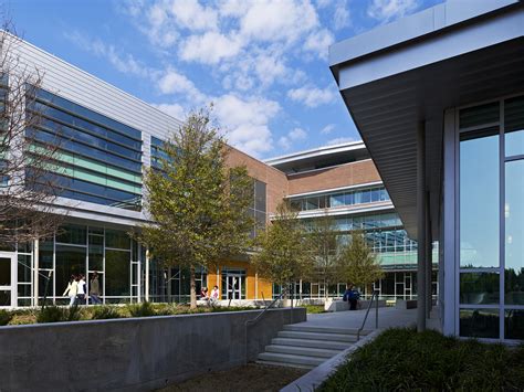 University of north texas is in the top 2% of universities in the world, ranking 96th in the united states and 197th globally. University of North Texas Dallas Founders Hall - The Beck Group
