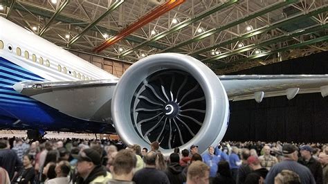 Největší letecký motor na světě prošel úspěšně certifikací Boeing