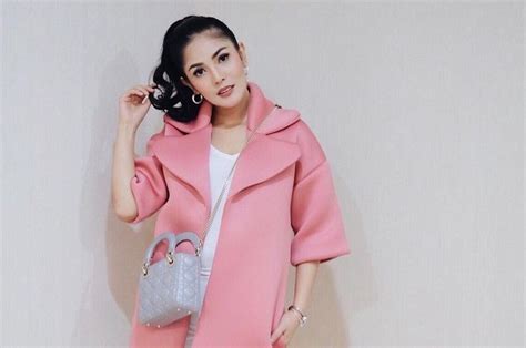 Banyak lagu nindy ayunda yang dapat anda dengarkan di sini. Busana yang Dipakai Nindy Ayunda Bikin Netizen Gemas ...