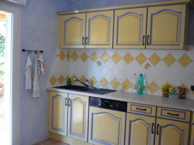 Une manière de souligner et de mettre en valeurs votre mobilier de cuisine. deco cuisine jaune et bleu