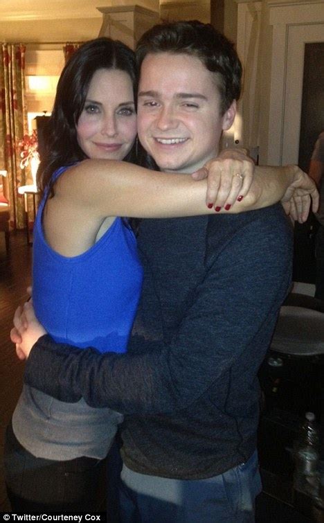 Cougar Town S Courteney Cox Gets Her Claws Into Co Star Dan Byrd