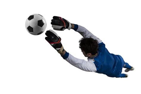 l attaquant de football frappe la balle avec un coup de pied acrobatique en l air dans le stade