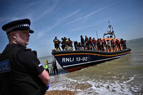 Record of immigrants arrive in UK by boat on one day - Haber Tusba