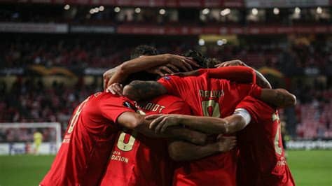 Benfica precisava de uma vitória para ser cabeça de série no sorteio da próxima fase da competição, o que não conseguiu. Jogo em direto Benfica Farense Liga NOS Futebol - SL Benfica