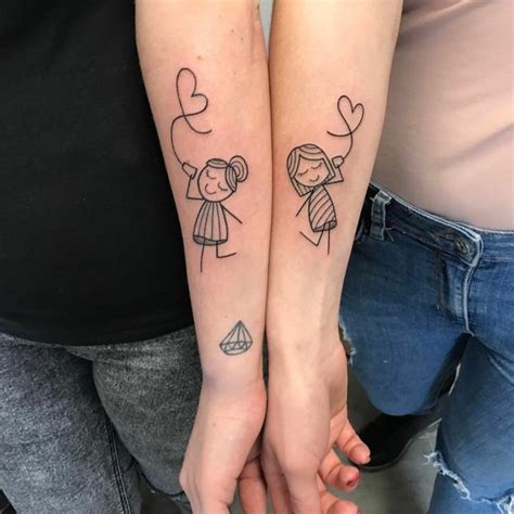 Tatuajes De Familia Hermanas Con Tatuajes Similares En El Antebrazo
