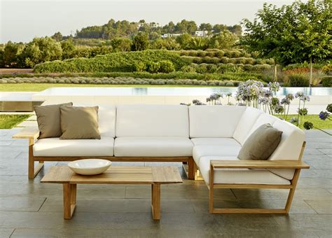 Contemporary Garden Furniture Offers Modern Outlook To The Garden