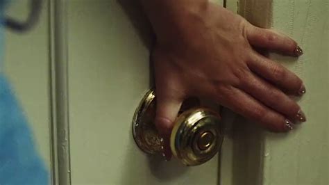 Reaction Videos On Twitter Cassie Euphoria Sydney Sweeney Hiding Holding Bathroom Doorknob