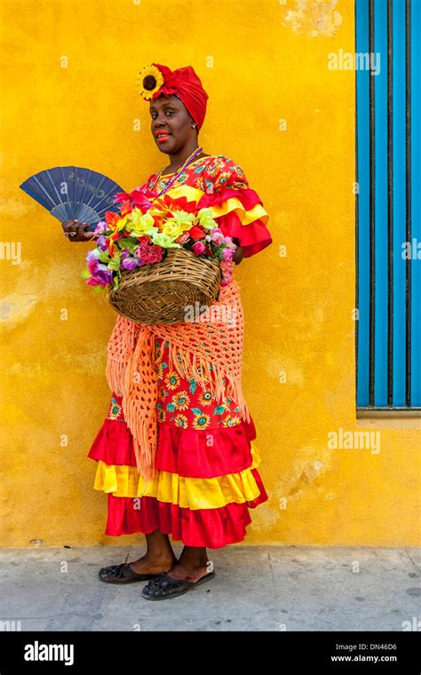 Mujer Cubana En Traje Tradicional La Plaza De La Catedral En La Habana Cuba Fotografía De