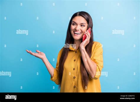 Foto Retrato De Una Mujer Riendo Hablando Por Teléfono Móvil Mirando El