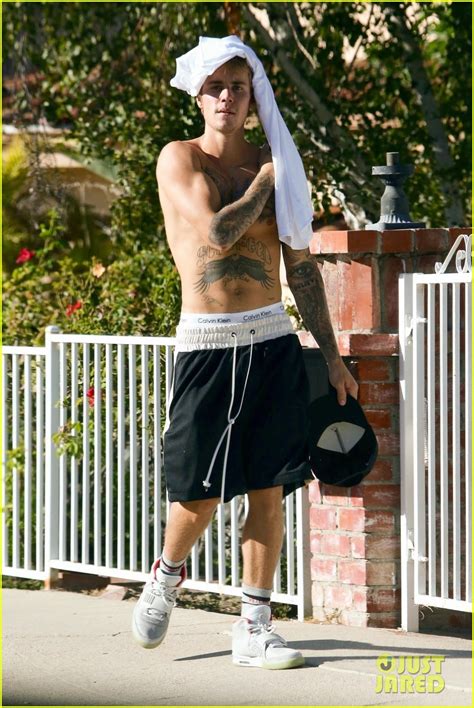 Shirtless Justin Bieber Shows Off Bulging Biceps Toned Abs Photo Justin Bieber