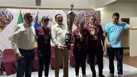 Las Campeonas De Futbol Femenil Entregaron El Trofeo Al Profe Michel