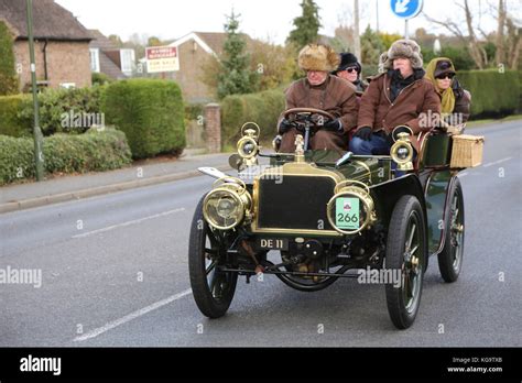 London, UK. 5th Nov, 2017. Vintage car competes in the London to