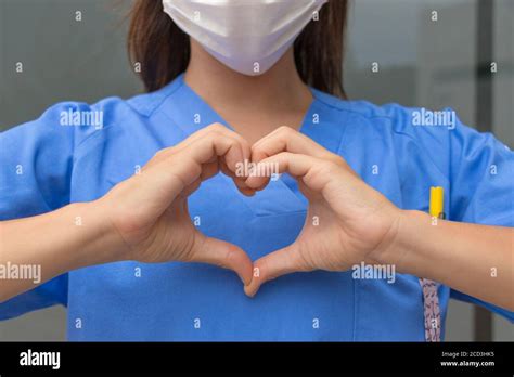 Una Joven Y Hermosa Enfermera Nos Muestra Su Amor Fotografía De Stock