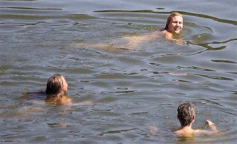 Turiste Fanno Il Bagno Nude In Arno TristeMondo It