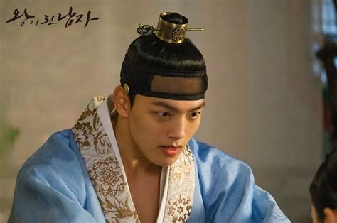 Yeo jin goo is a south korean actor. Yeo Jin Goo Shows A Glimpse Of The Royal Bedchamber In ...