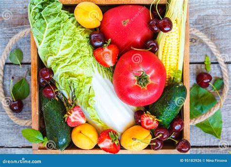 Фрукты и овощи лета в деревянной коробке Стоковое Фото изображение
