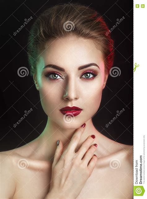 mooi elegant jong model met rode lippen en de samenstelling van de kleurenavond vrouwengezicht