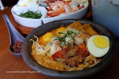 The best recipe for delicious curry laksa which is commonly known as laksa lemak, a malaysian curry noodles. Annielicious Food: Laksa Lemak / Nyonya Laksa