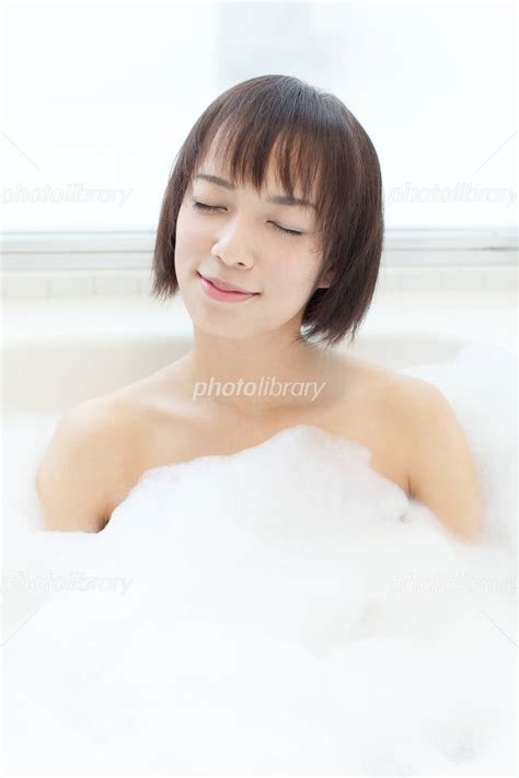 お風呂に入る女性 写真素材 2974688 フォトライブラリー photolibrary