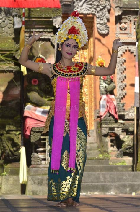 Fille De Balinese Posant Avant Danse Barong Photographie éditorial