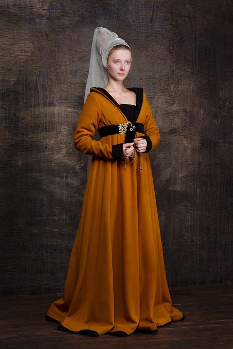 15 Cen Woman Robe Dress Central Europe Burgundy Medieval Fashion
