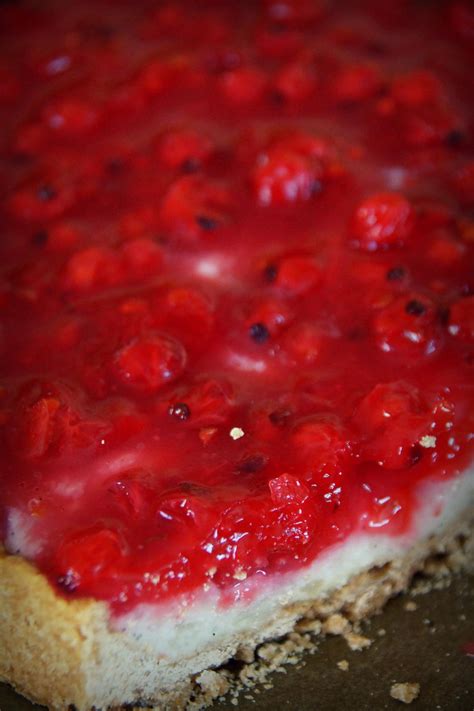 Der moment, wenn die schokolinsen aus dem kuchen kullern, ist. Johannisbeer-Kuchen mit Mürbteigboden und Kokoscreme ...