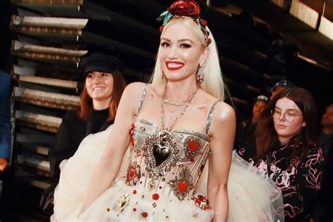Gwen announced tuesday she and the country star are engaged after nearly 5 years of dating. El vestido de Gwen Stefani en los Grammys 2020 que todos ...