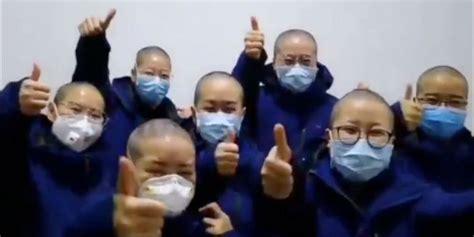 Perawat Di China Cukur Habis Rambut Mereka Demi Rawat Pasien Virus