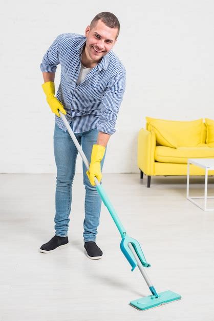 Retrato De Hombre Limpiando Su Casa Foto Gratis