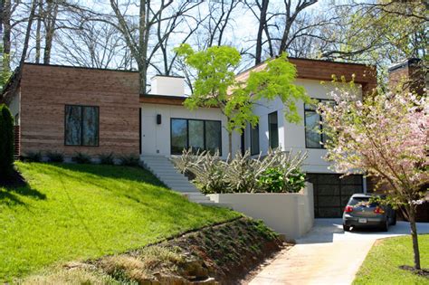 Einfamilienhaus modern mit satteldach ohne dachüberstand & garage bauen, haus grundriss rund. Front - Modern Bungalow - Modern - Exterior - Atlanta - by ...